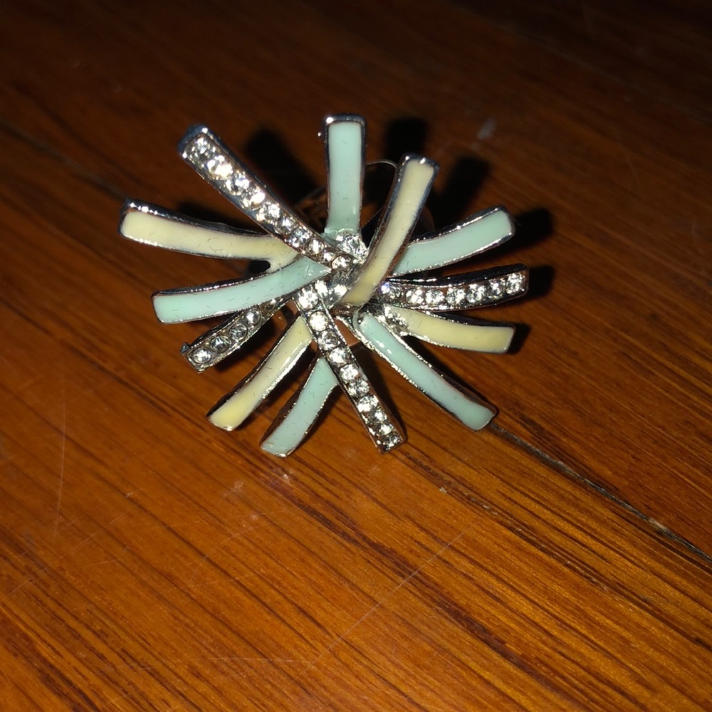 Elegant silver/light blue/green ring with diamonds